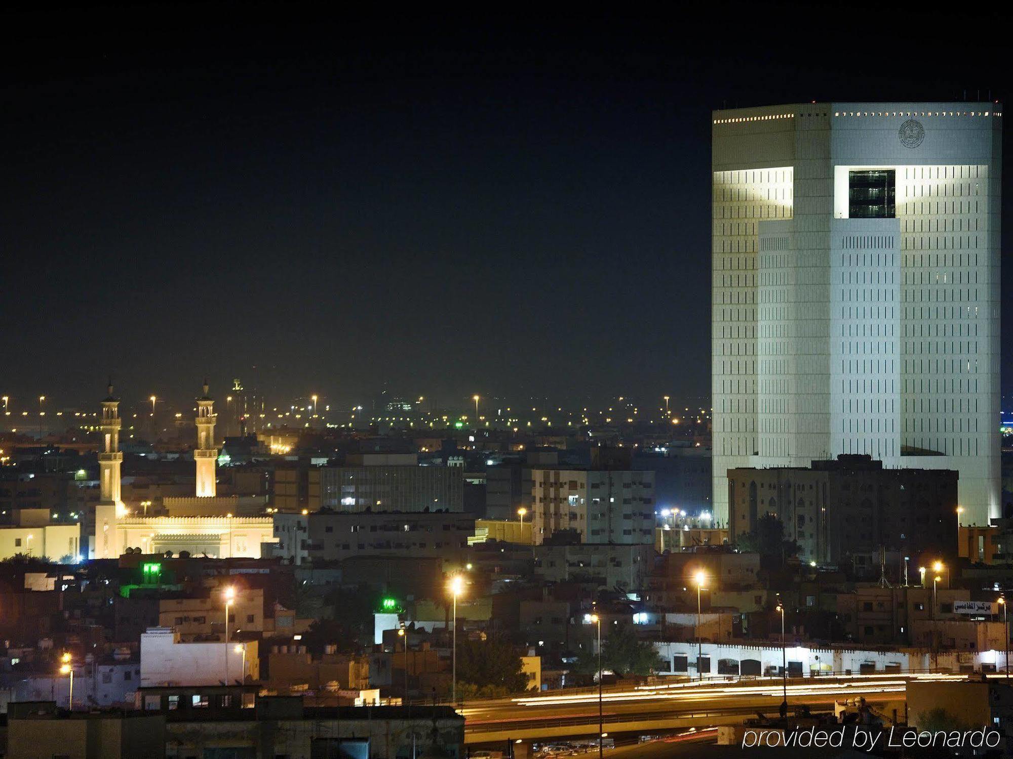 The Venue Jeddah Corniche Hotel Exterior photo The Grand Mosque at night